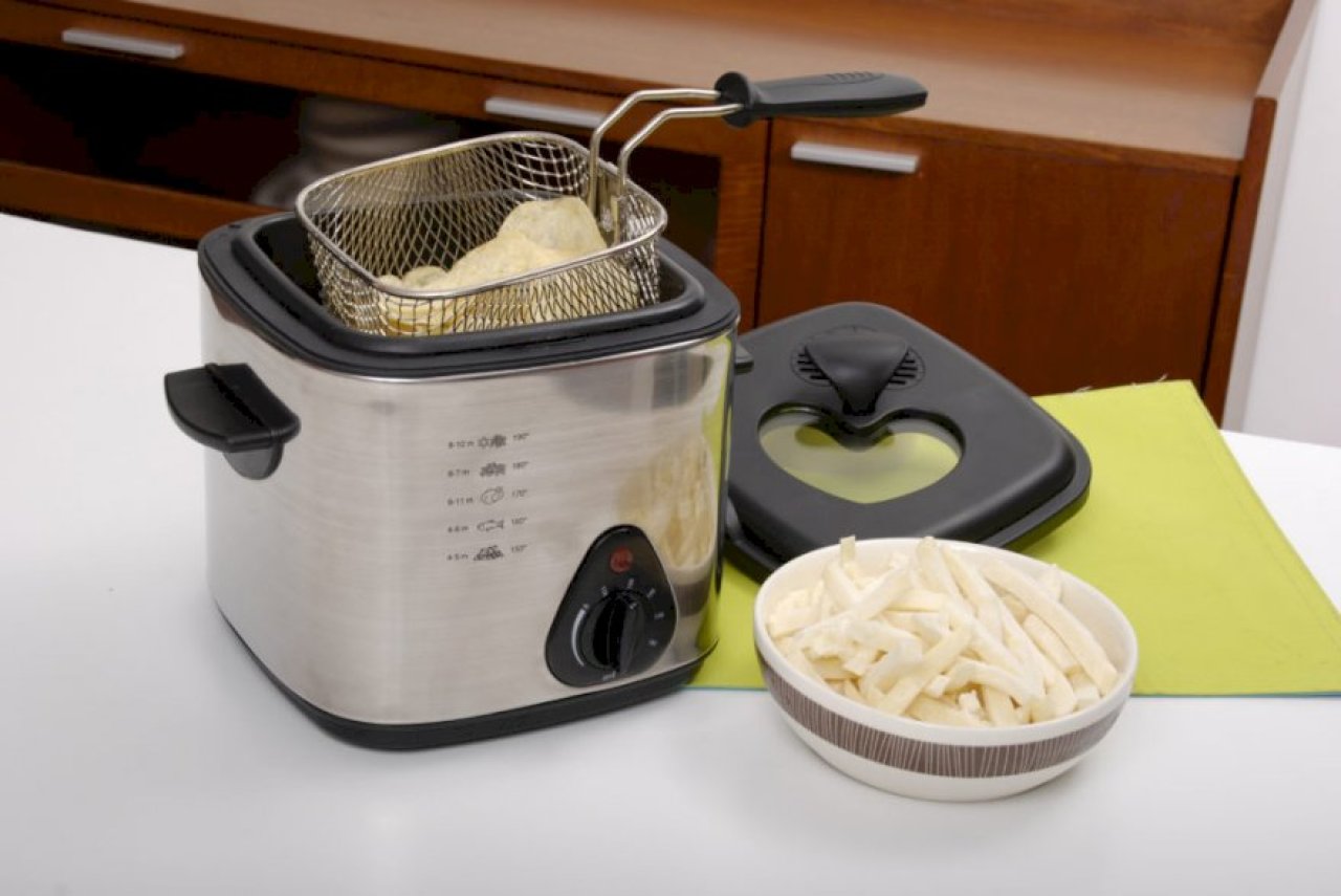 How to Care for Your Electric Deep Fryer and Make it Last.