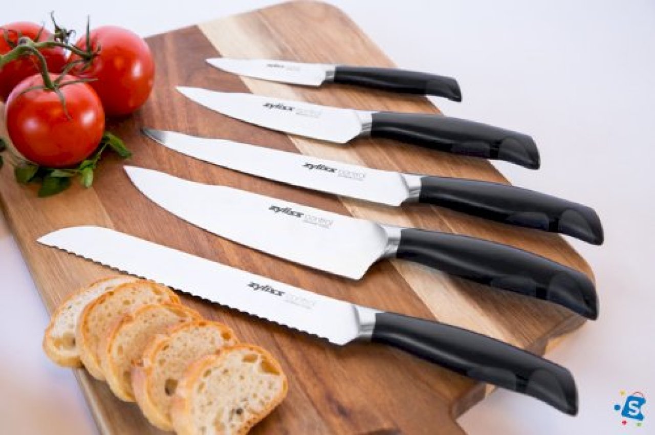 Knowing the Function of Each Knife in a Kitchen Knife Set.