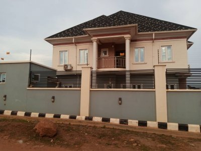 3 bedrom flat to let at Akala Way, Akobo.