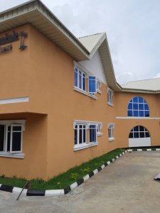 7 unit of newly renovated 3bedrooms and 2 units of 2bedrooms situated at Agodi UCH Area Carlton Gate Exclusive Hotel.