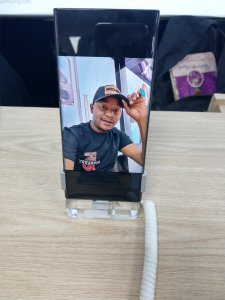 Samsung Galaxy S21 ULTRA phone. 3