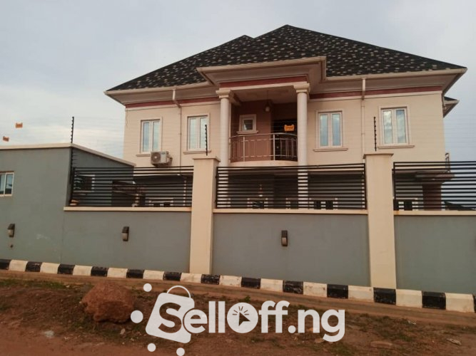 3 bedrom flat to let at Akala Way, Akobo.