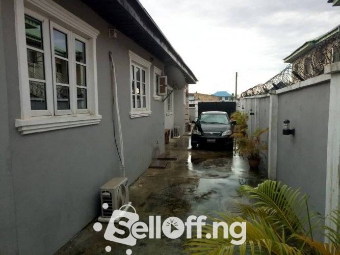 Four bedrooms bungalow all rooms ensuites with C of O Commodore area, Elebu, Ibadan for sale.