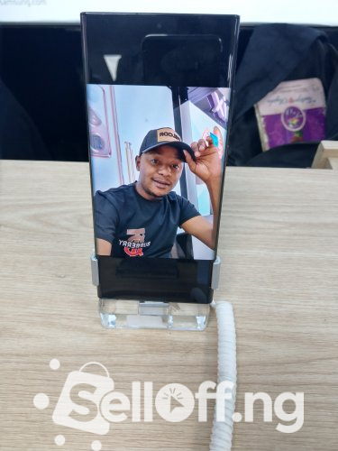 Samsung Galaxy S21 ULTRA phone.