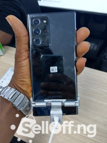 Samsung Galaxy S21 ULTRA phone.