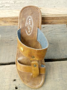 Simple Gold leather palm slipper.