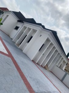 Direct letting:3 bedrooms bungalow available at Alalubosa GRA.