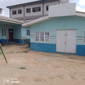 To Let: 5bedrooms bungalow with Big Store beside Aleshinloye market