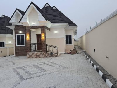 A detached 4 bedroom bungalow self compound at carlton gate estate, Akobo, Ibadan