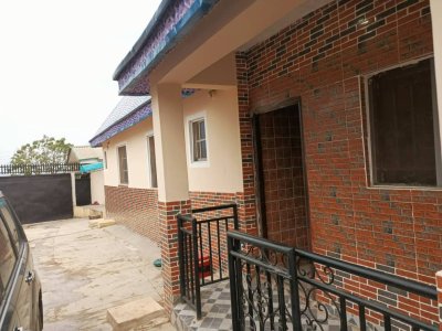 2 bedroom flat, 2 in a compound, 3 toilets, rooms ensuite.