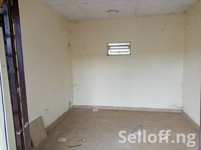 To Let: An office space at Akala express by the road side