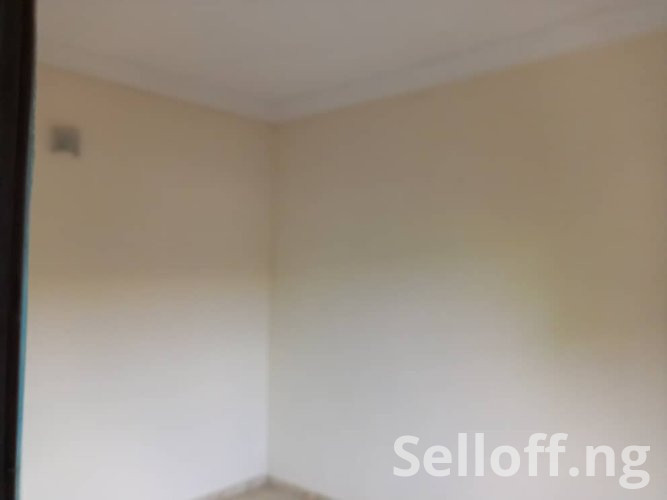 To let: A room and parlor Self contained at Opposite Taska station Akala express.