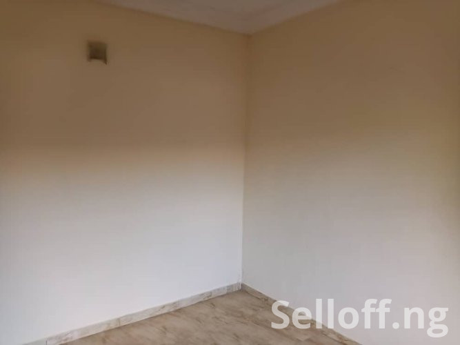 To let: A room and parlor Self contained at Opposite Taska station Akala express.