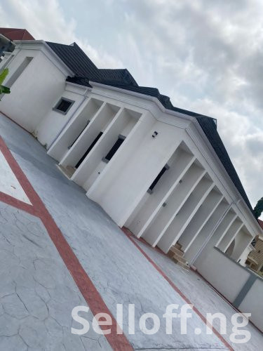 Direct letting:3 bedrooms bungalow available at Alalubosa GRA.