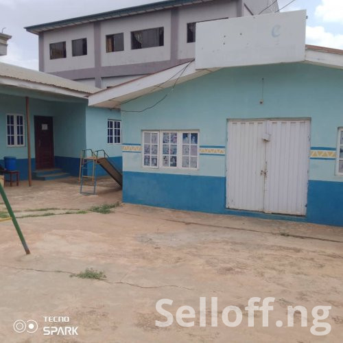 To Let: 5bedrooms bungalow with Big Store beside Aleshinloye market