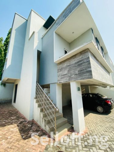 4 bedroom duplex with laundry room and a rooftop