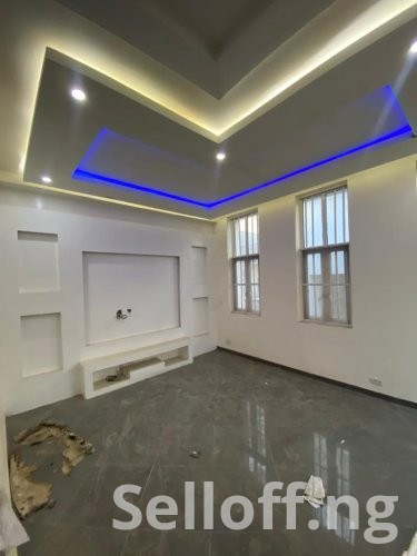 4 bedroom duplex with laundry room and a rooftop