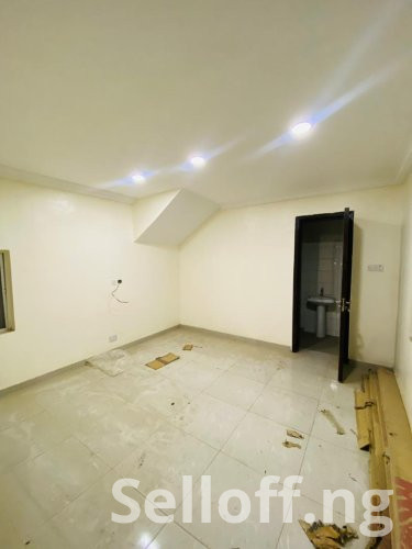 4 bedroom duplex with laundry room and a rooftop