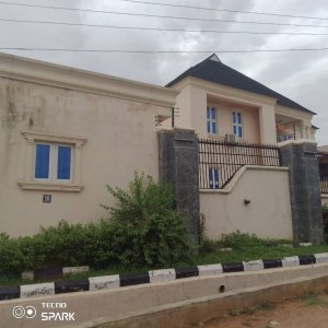 To let: 3 Bedroom Flat (2 units available) at Challenge, Ibadan.