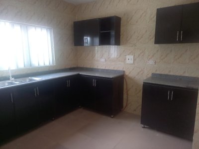 To Let: 3 bedroom flat with POP ceiling, kitchen cabinet, Wardrobe 4
