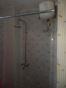 To Let: 3 bedroom flat with POP ceiling, kitchen cabinet, Wardrobe