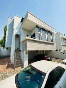 4 bedroom duplex with laundry room and a rooftop