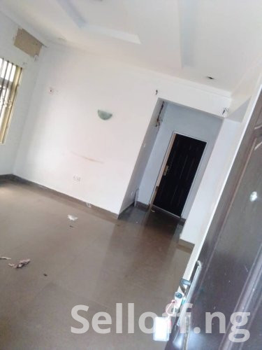 2 Bedroom flat at jericho/Aleshinloye area