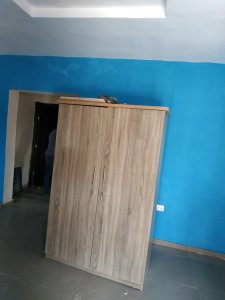 To let Standard room and parlour with modern facilities 4