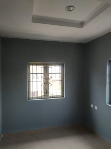 To let Standard room and parlour with modern facilities 3