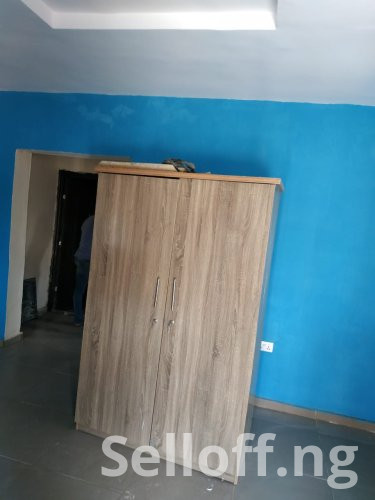 To let Standard room and parlour with modern facilities