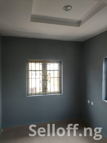 To let Standard room and parlour with modern facilities