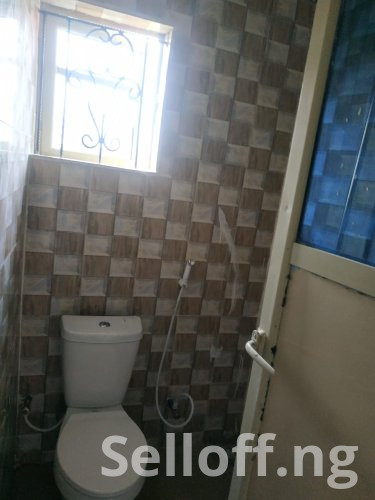 To let Standard room and parlour with modern facilities