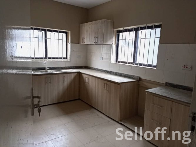 To let: A newly renovated 5 Bedroom Duplex
