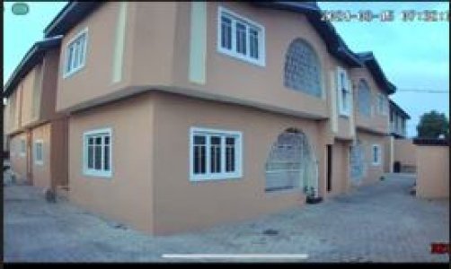 To let: 4 units of 3 bedroom en-suite  flats available for rent