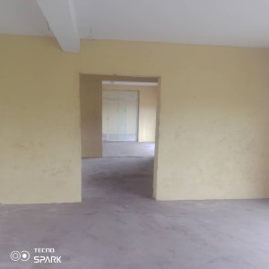To Let: Self compound commercial property suitable for office rooms