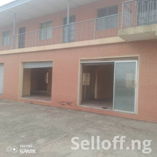 To Let: Self compound commercial property suitable for office rooms