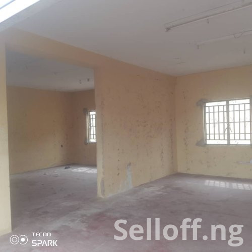 To Let: Self compound commercial property suitable for office rooms