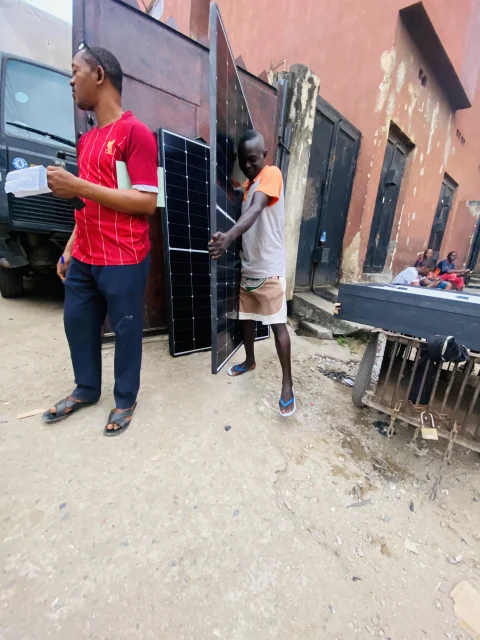 580watts 108cells original Canadian mono crystalline solar panels black frame