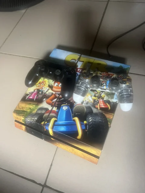 PlayStation 4 jailbreak with 4 games and 2 pads