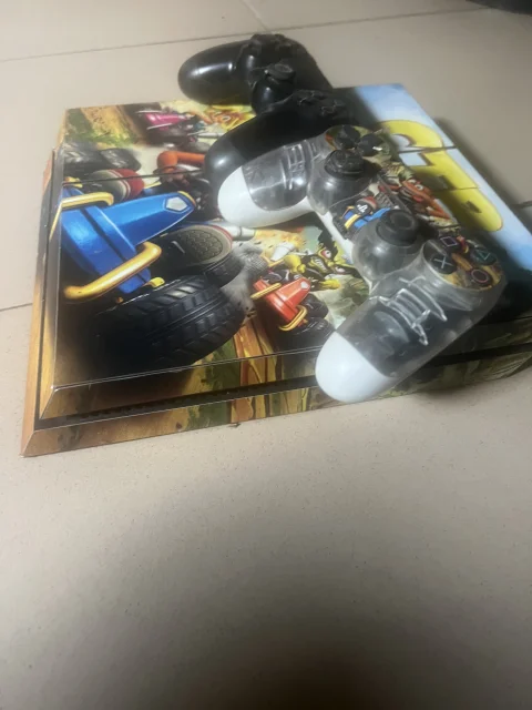 PlayStation 4 jailbreak with 4 games and 2 pads