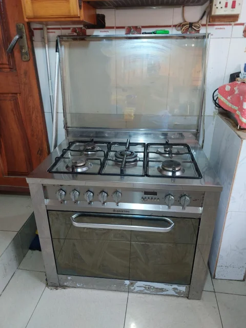 Very clean fairly used Ariston gas cooker with 5 burner and oven to bake 4