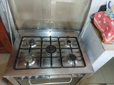 Very clean fairly used Ariston gas cooker with 5 burner and oven to bake