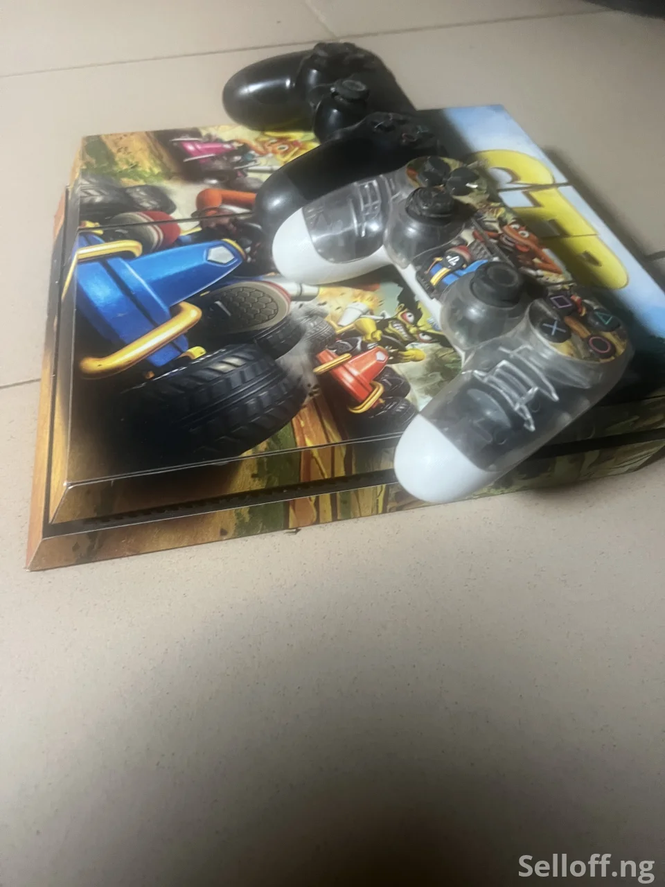 PlayStation 4 jailbreak with 4 games and 2 pads