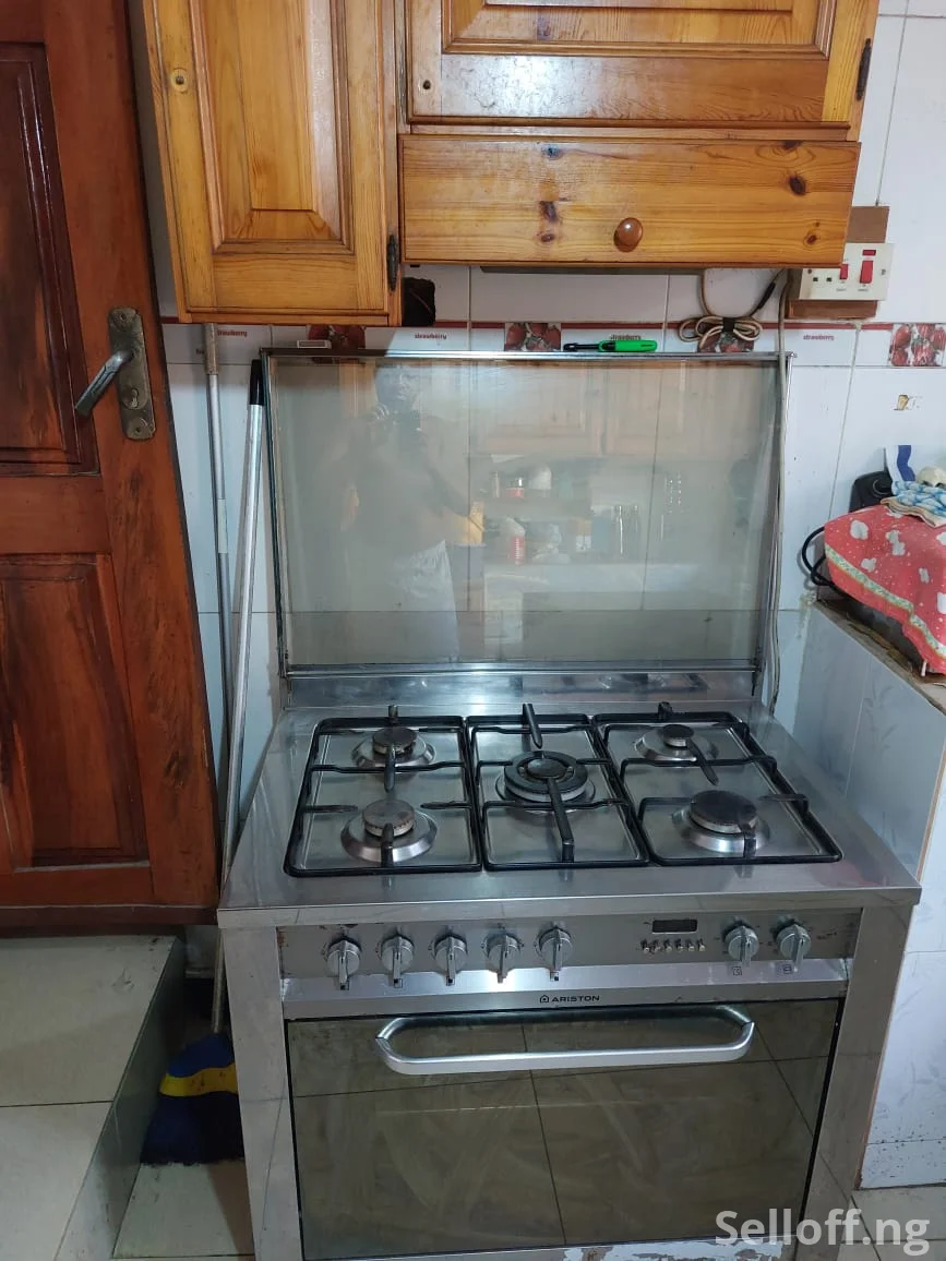 Very clean fairly used Ariston gas cooker with 5 burner and oven to bake