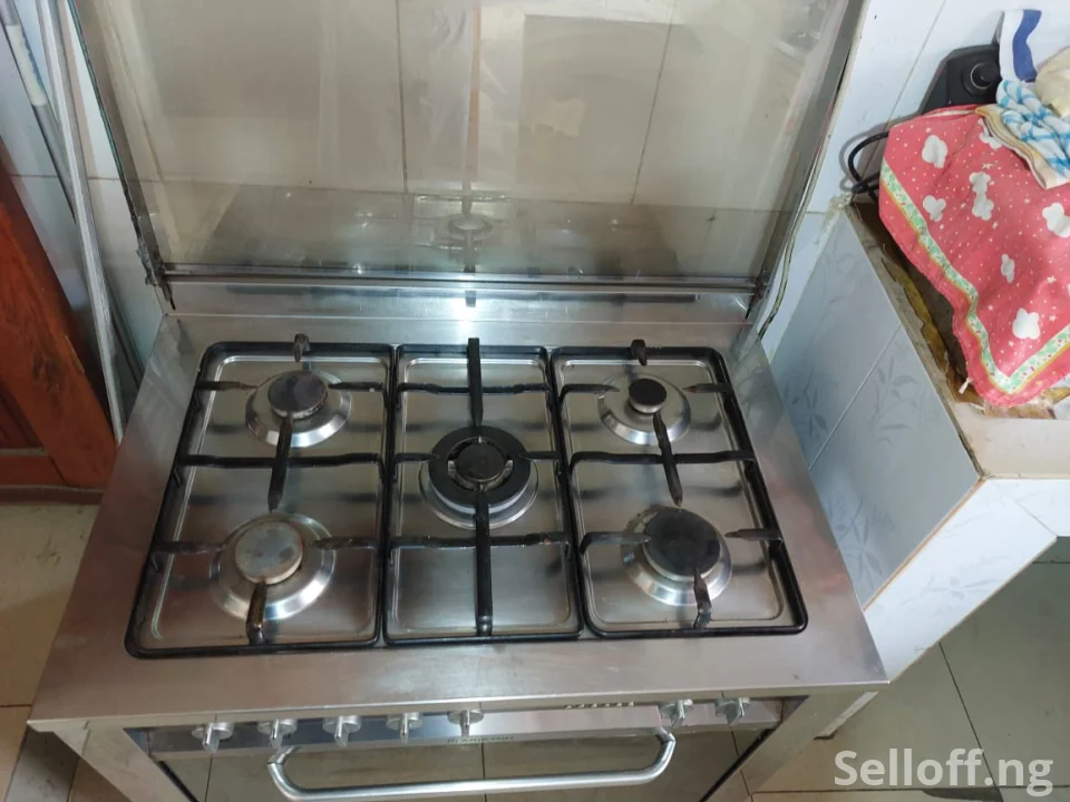 Very clean fairly used Ariston gas cooker with 5 burner and oven to bake