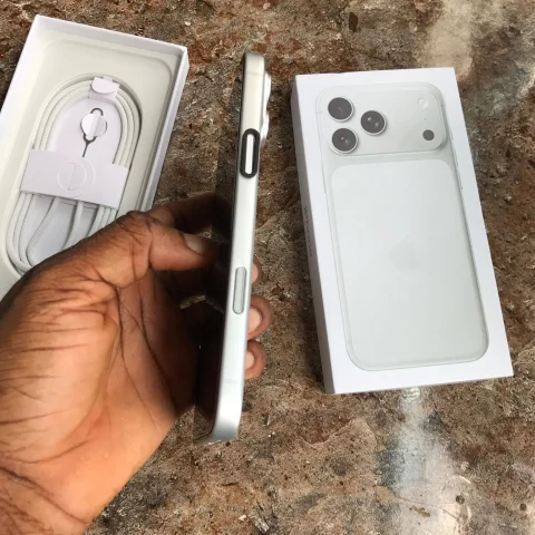 Iphone 17 pro max Dubai android version 8