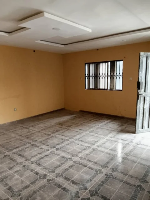 To Let: A newly  renovated spacious 2 bedroom flat . 3