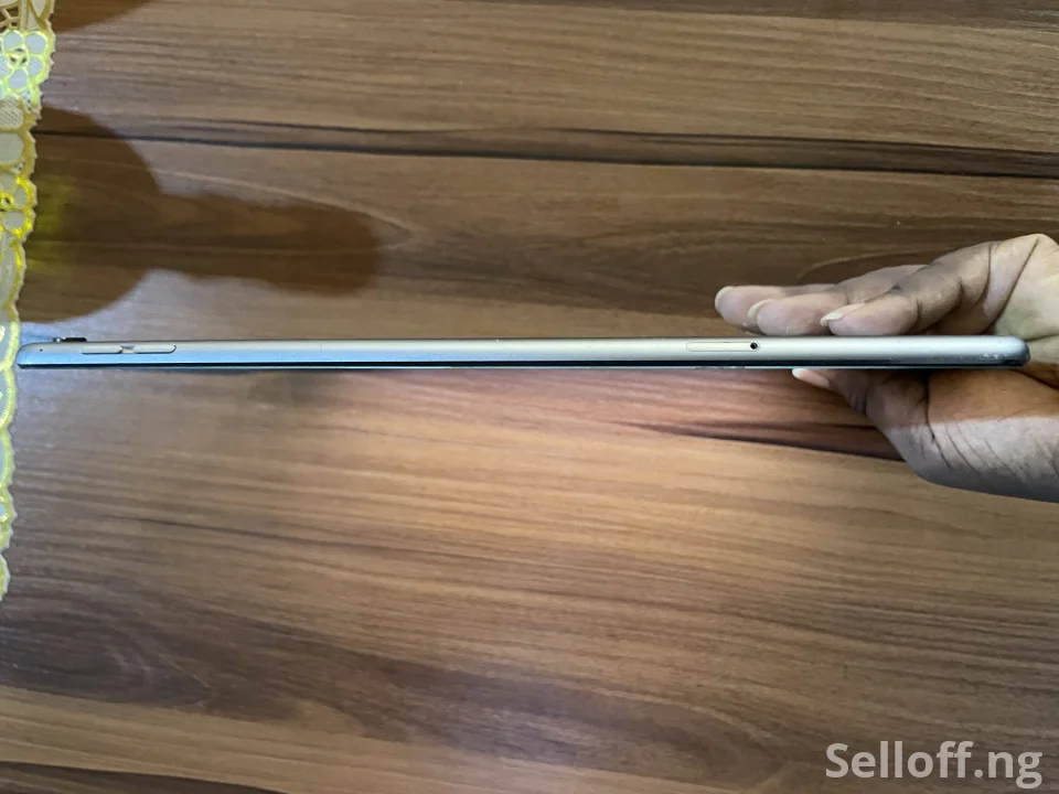 32GB Apple iPad Pro 9.7 inches, WiFi + Cellular