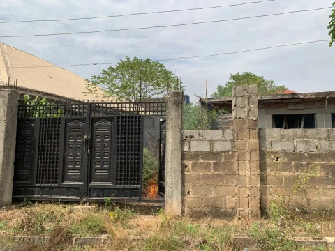 For sale:  A 508sqm land with decking level of a 2 & 3bedroom