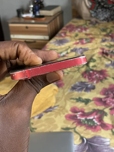 iPhone 12 128GB Red 5